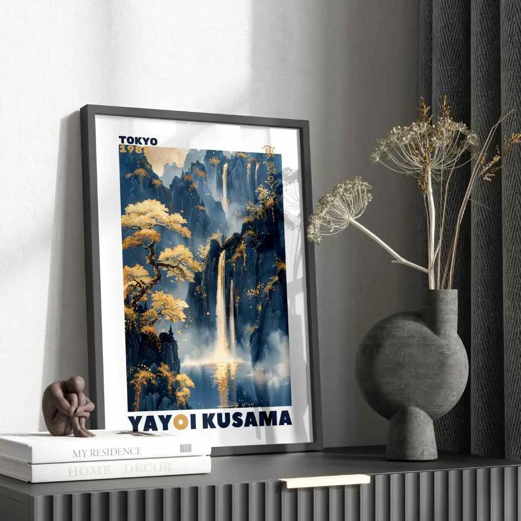 Yayoi Kusama – Poster Cascata Dorata di Montagna